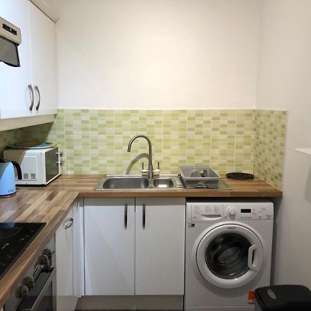 Stylish Apartment With Secure Parking Close To City Честър Екстериор снимка