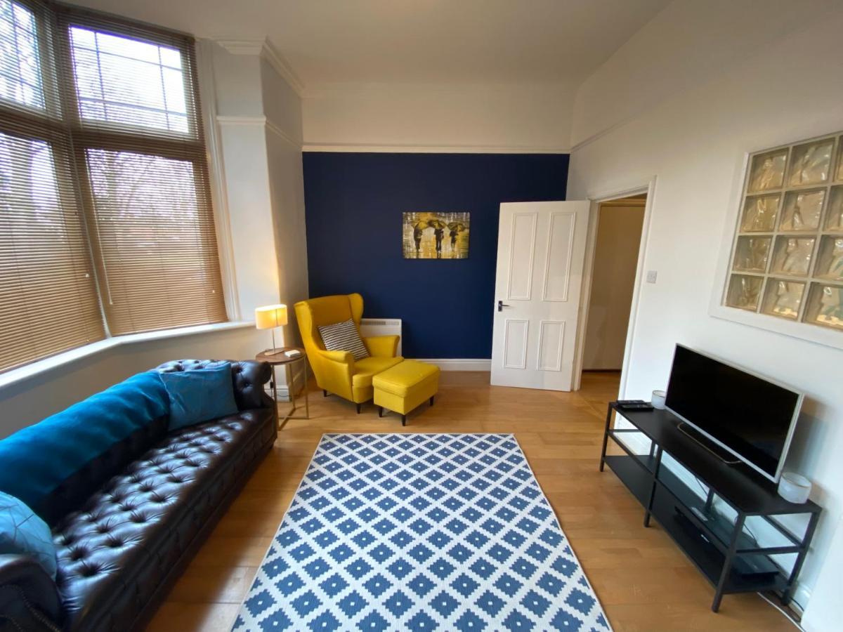Stylish Apartment With Secure Parking Close To City Честър Екстериор снимка