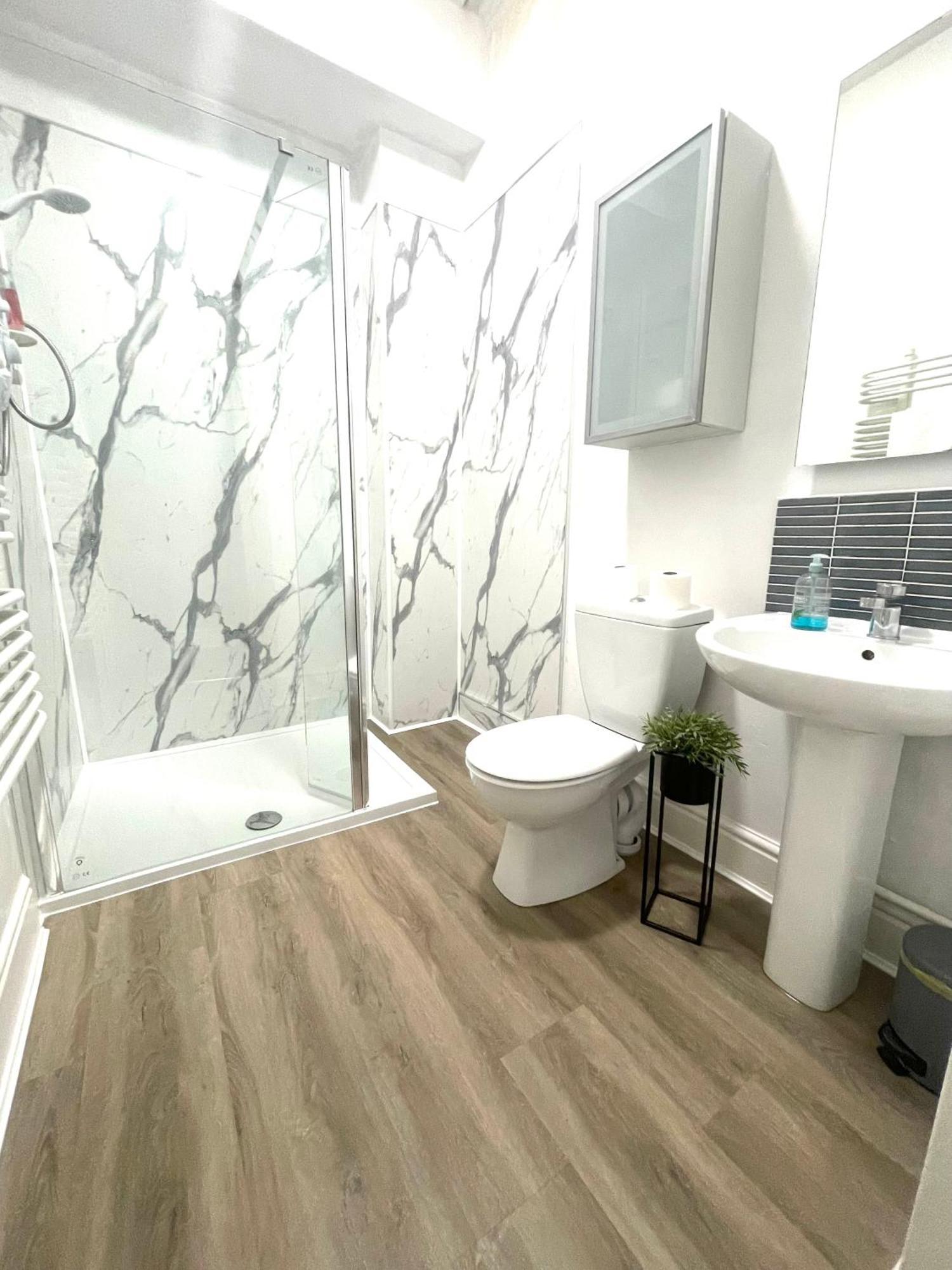 Stylish Apartment With Secure Parking Close To City Честър Екстериор снимка